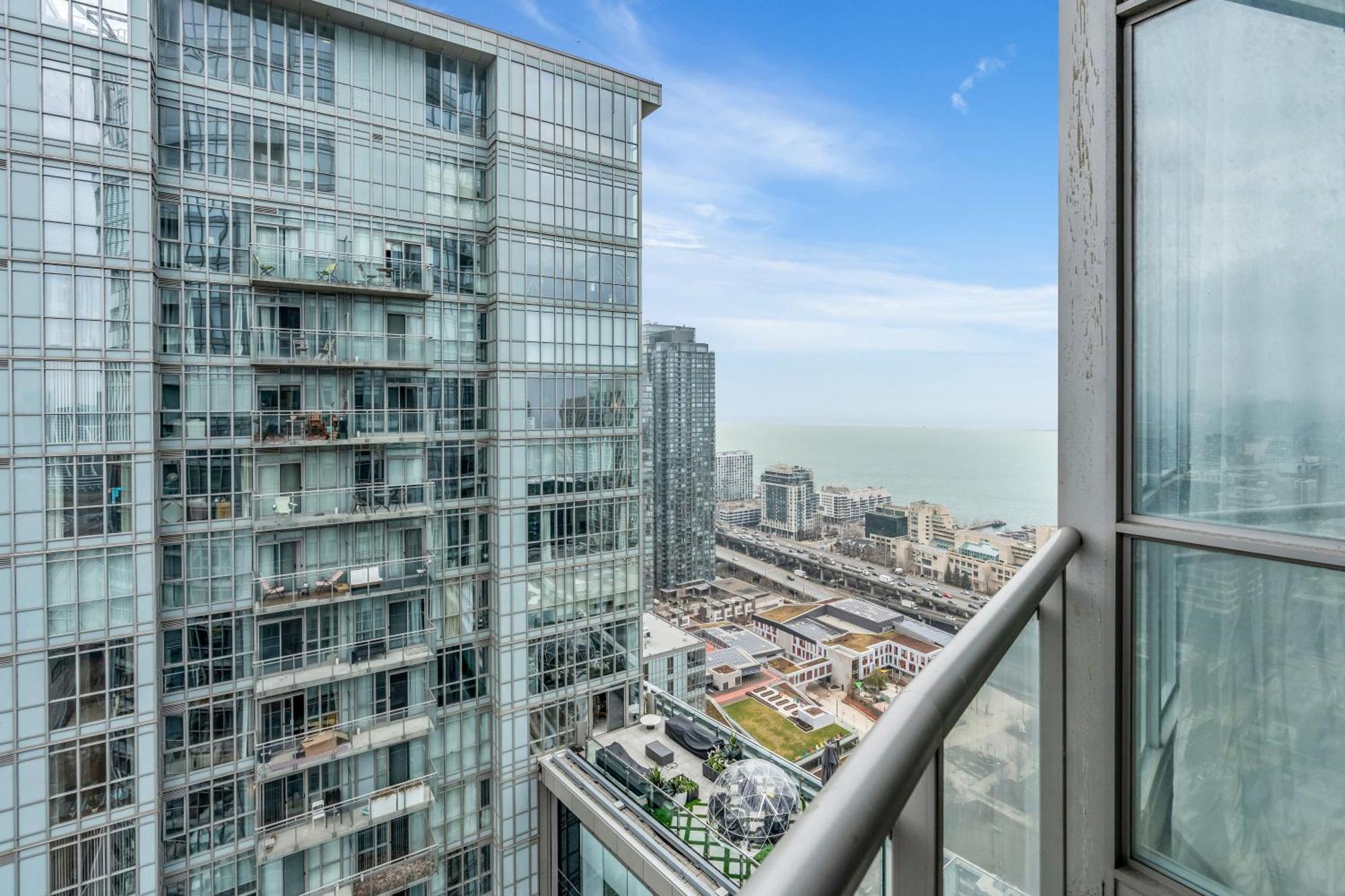 City Downtown Suites Toronto Exterior photo